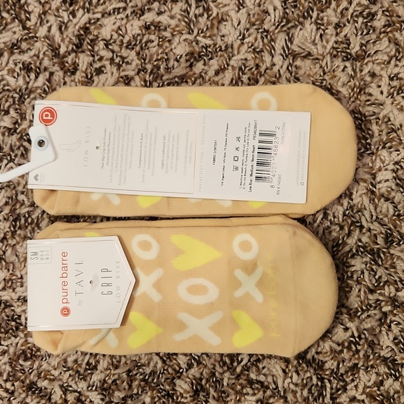 Pure Barre x Tavi Low-rise Grip Socks - Neon Hearts - Picture 3 of 3